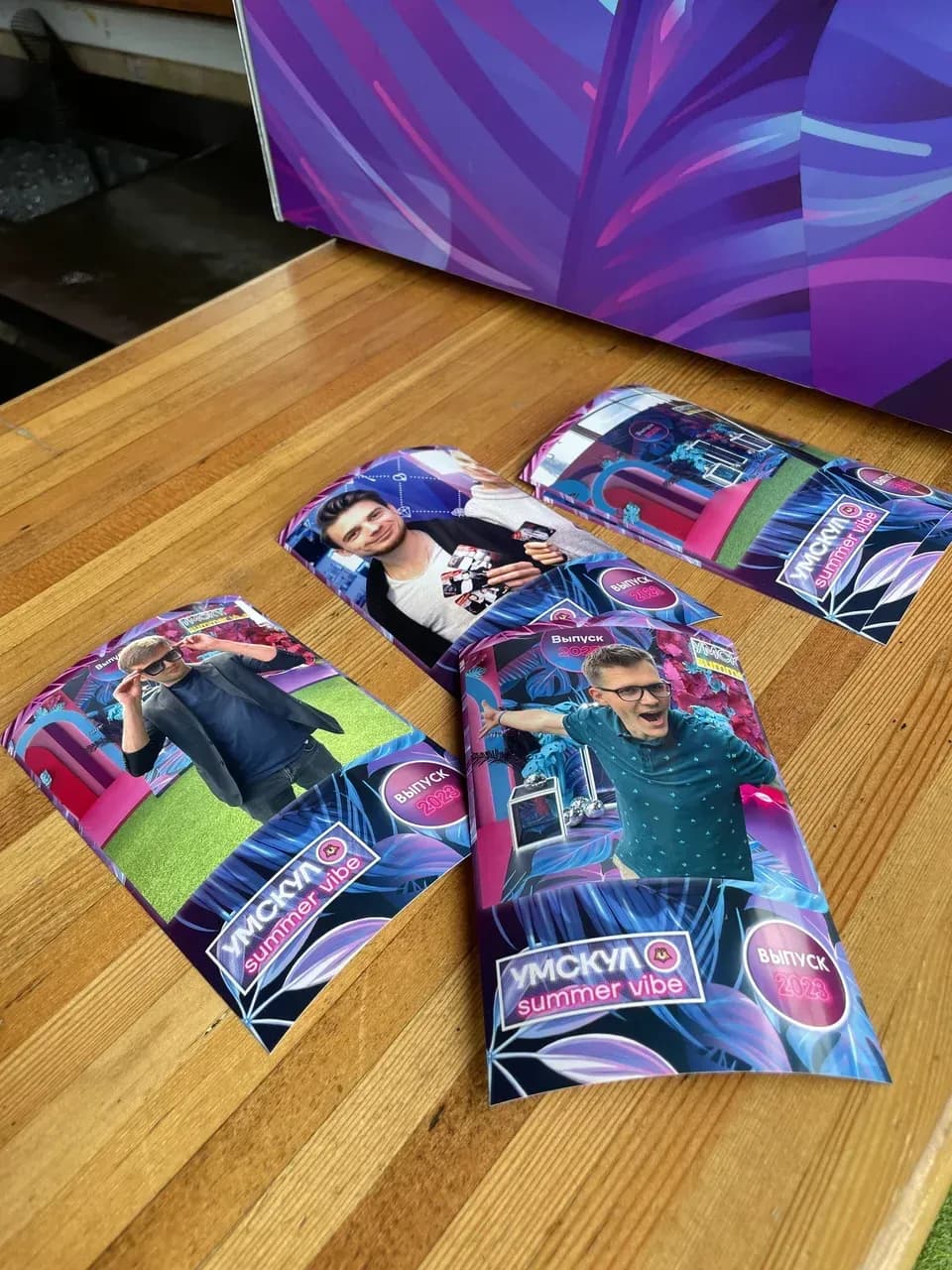 Готовые фотографии на столе после распечатки в хэштег-принтере