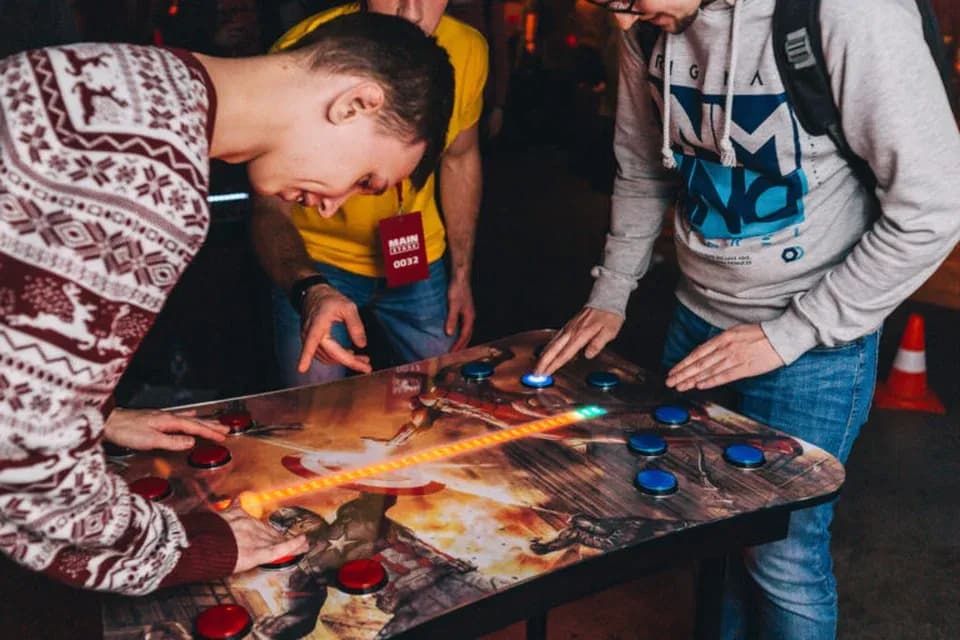 Два игрока соревнуются на реакцию