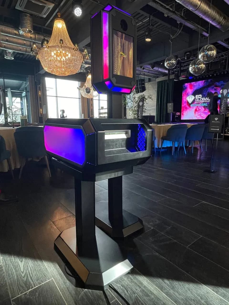 Нейрохудожник на площадке: фотостойка и принтер для нейрообработки и печати