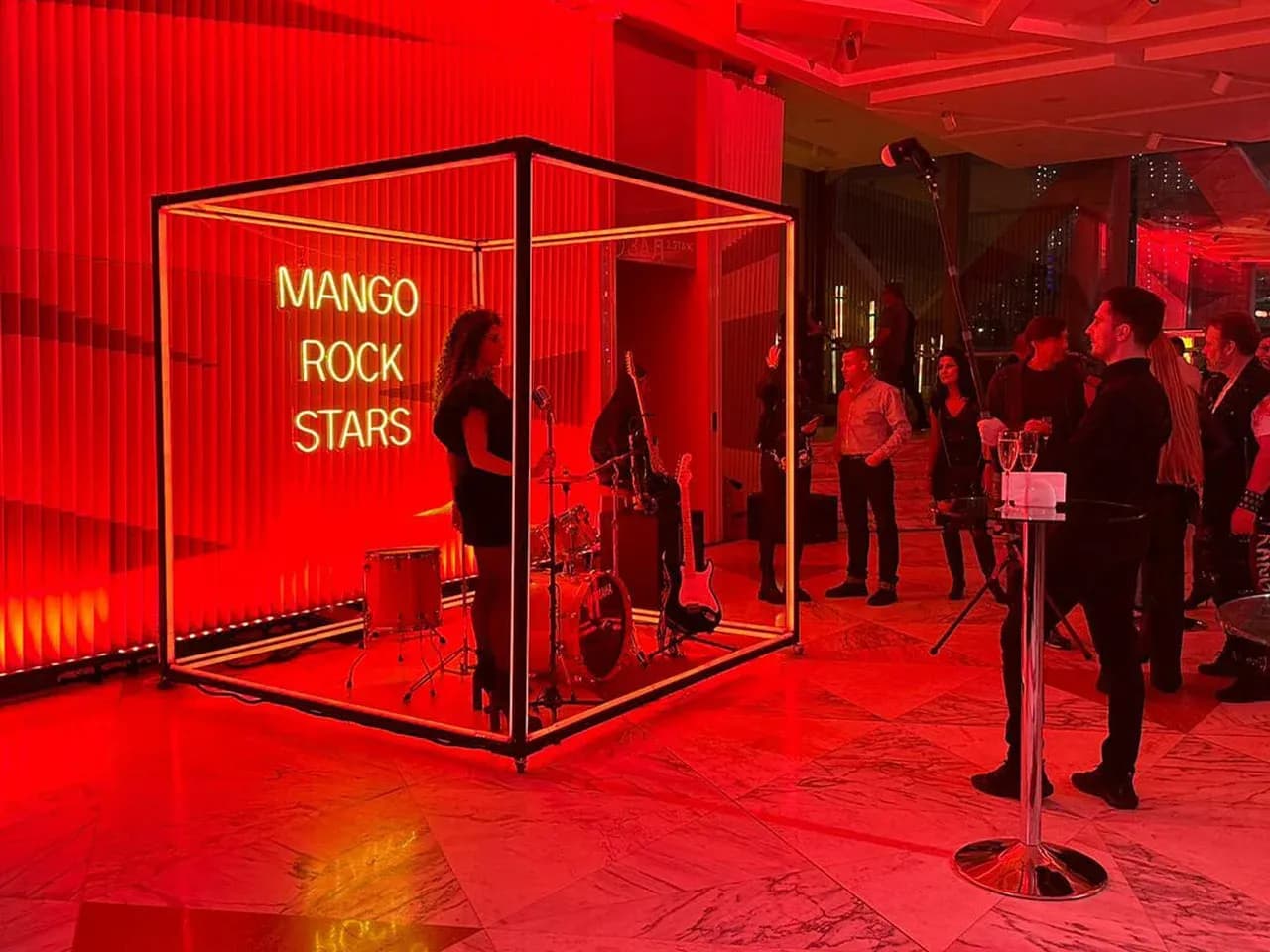 Неоновый куб на площадке: светящаяся фотозона с кубом и подсветкой