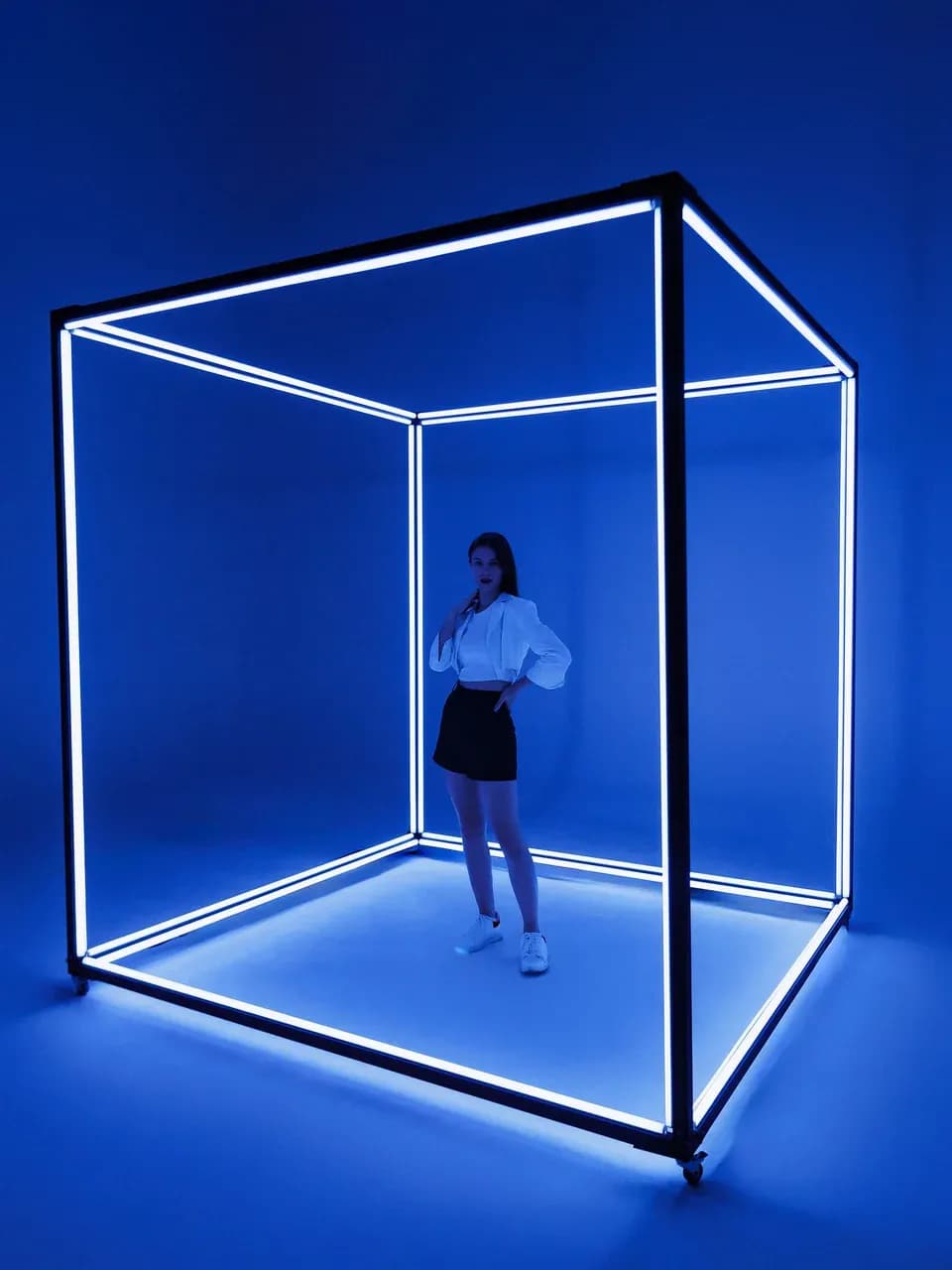 Светящийся неоновый куб: фотозона в форме куба с LED-подсветкой