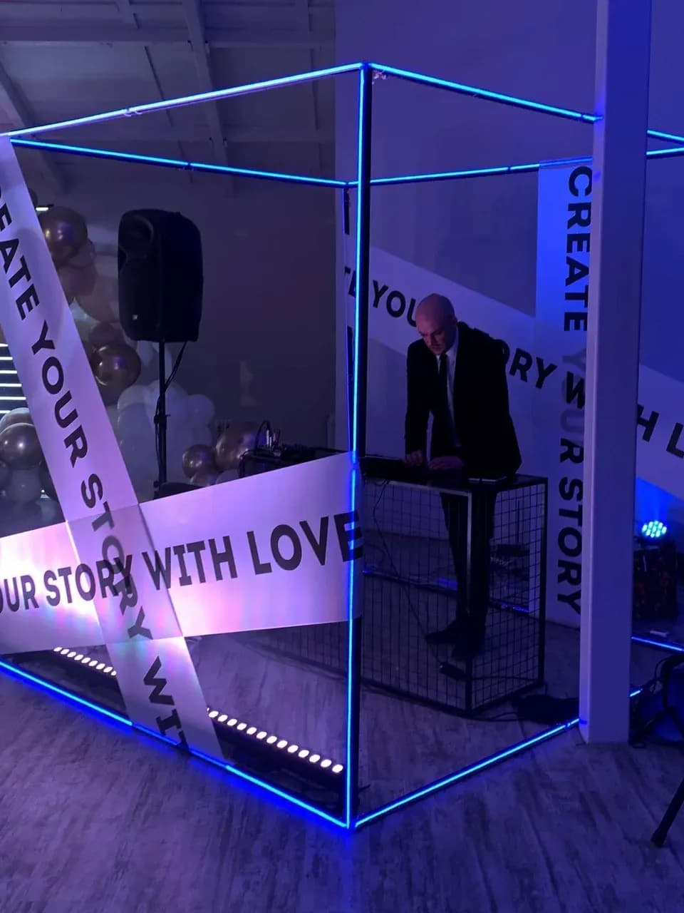 Неоновый куб на мероприятии: установка и оборудование внутри фотозоны