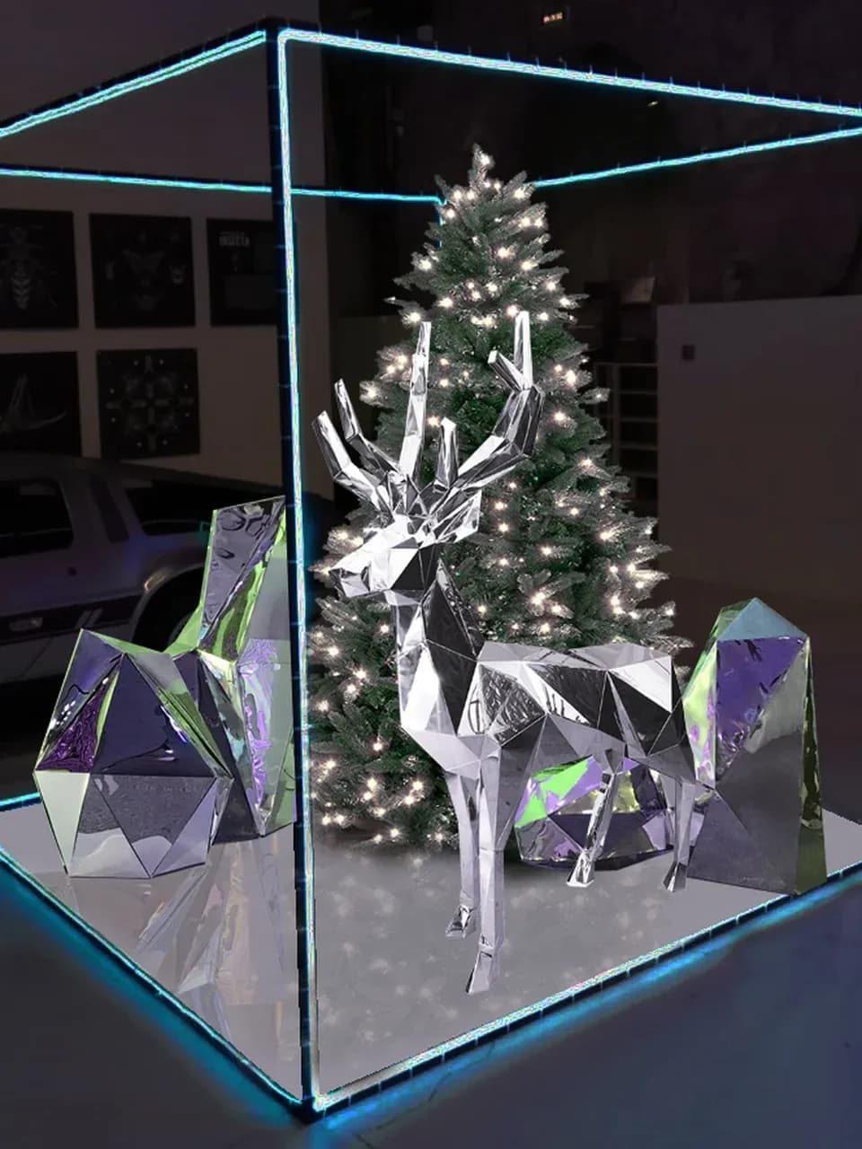 Неоновый куб с ёлкой внутри: светящаяся фотозона для новогоднего события