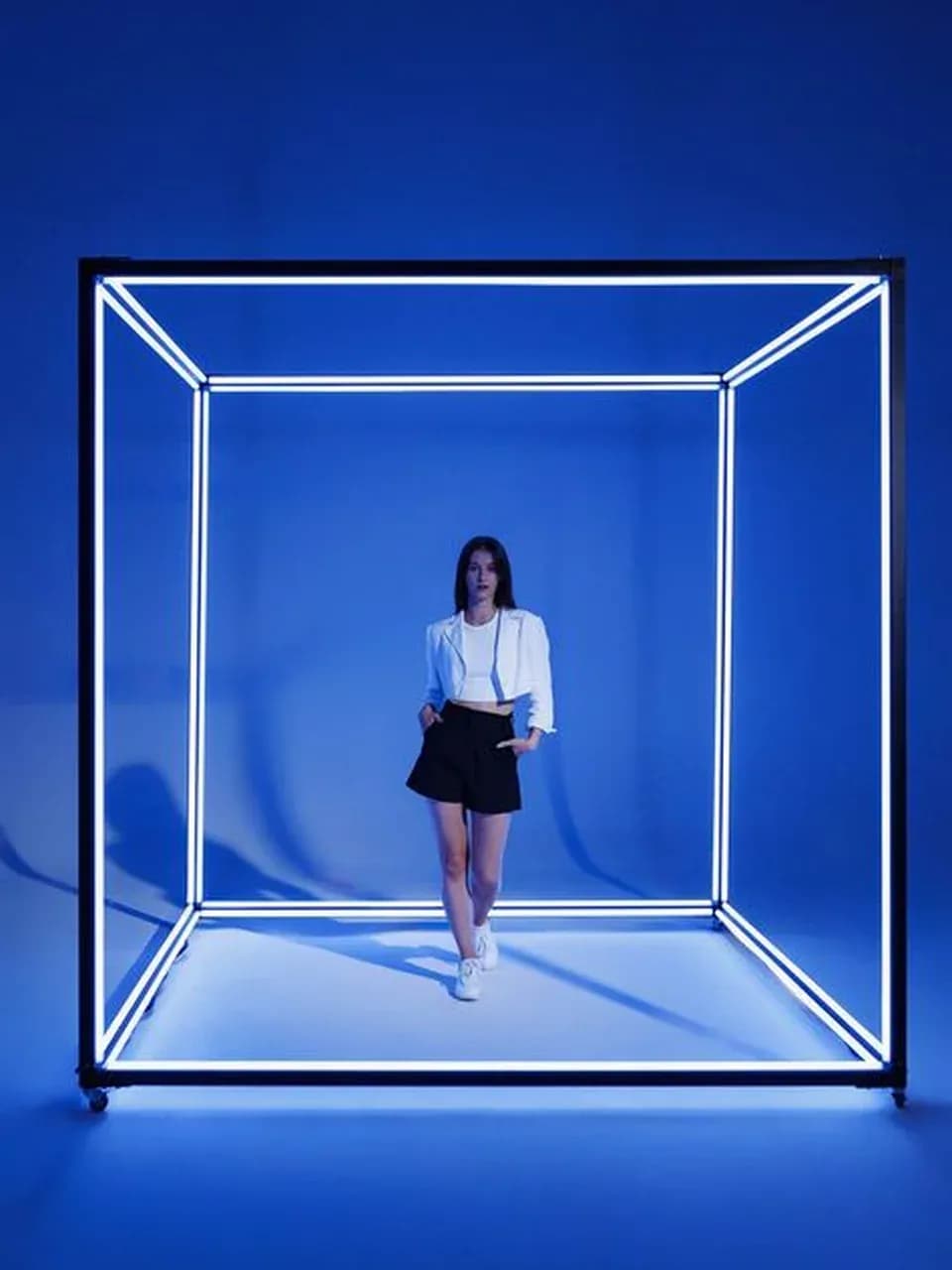 Гость в неоновом кубе: светящаяся фотозона для фото и видео