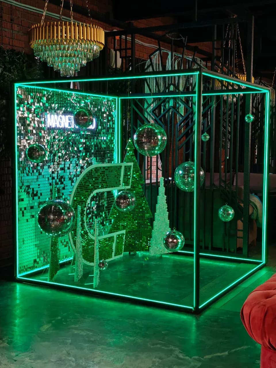 Неоновый куб с динамической подсветкой: светящийся арт-объект для фотозоны