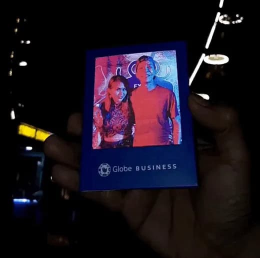 Гость держит в руке карточку-переливашку