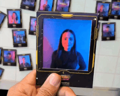 Стереофотография девушки в руках у гостя