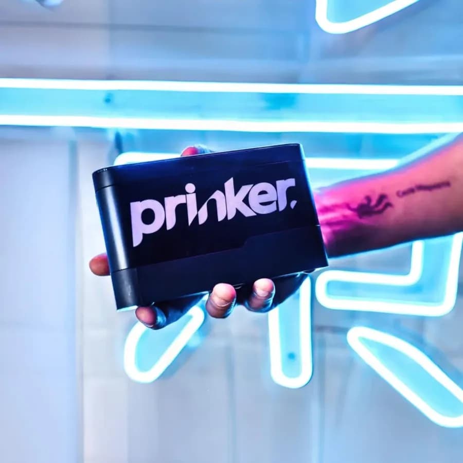 Тату принтер Prinker в руке: портативное устройство для печати временных тату