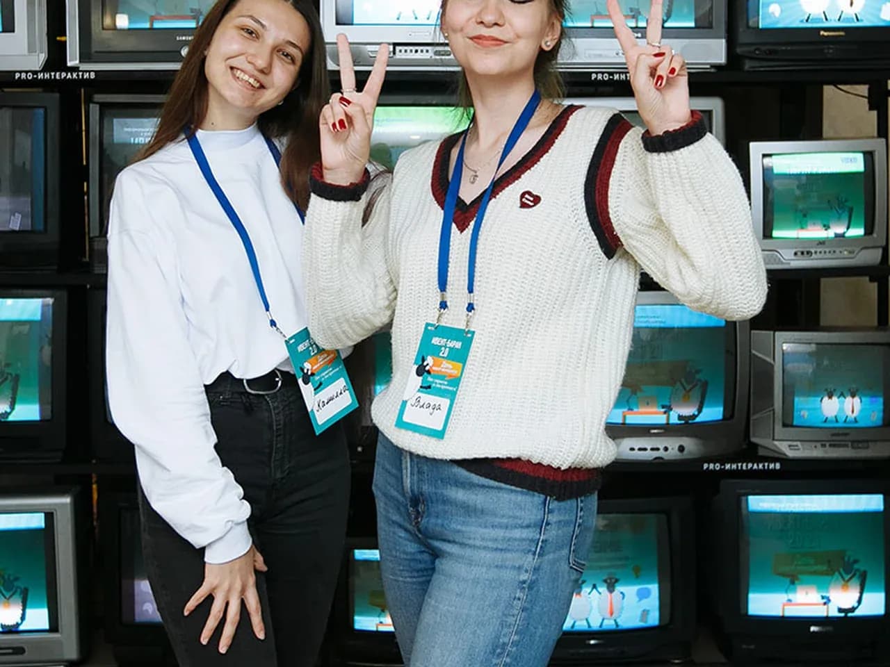 Фотозона из телевизоров на событии: гости у ретро-инсталляции с экранами