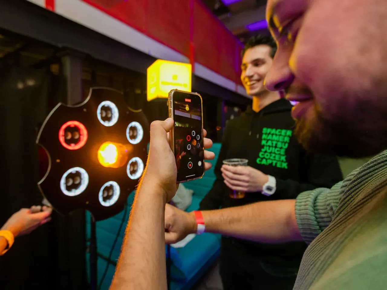 Русская розетка (рулетка): участник играет, гости наблюдают за раундом