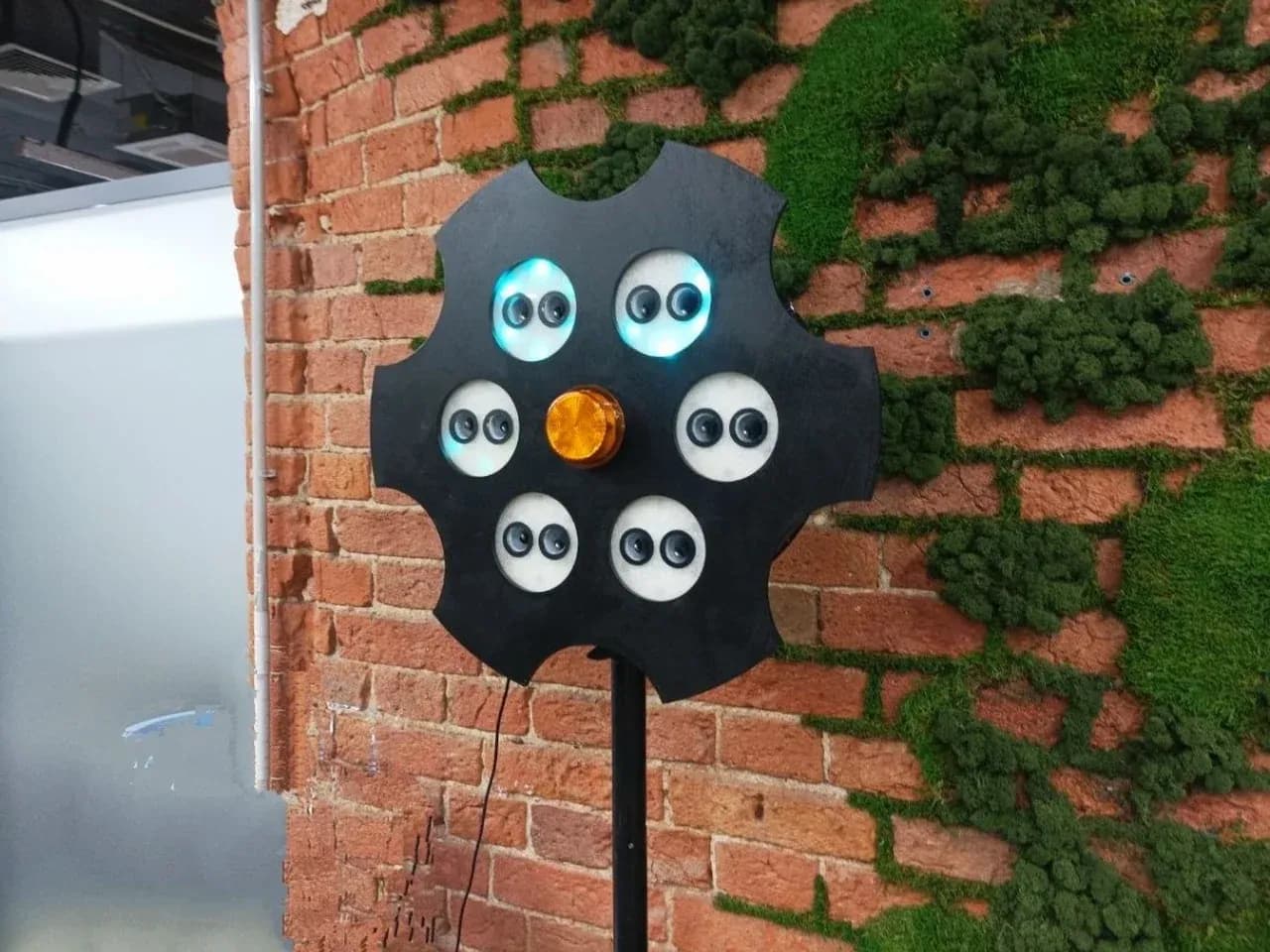 Русская розетка (рулетка) в аренду: игровой модуль на стойке в интерьере