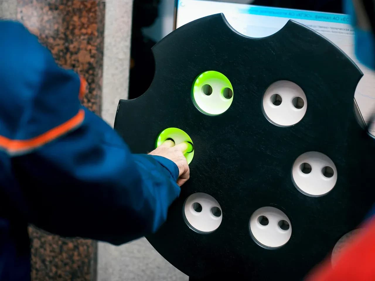 Русская розетка (рулетка): крупный план игрового поля с ячейками и подсветкой