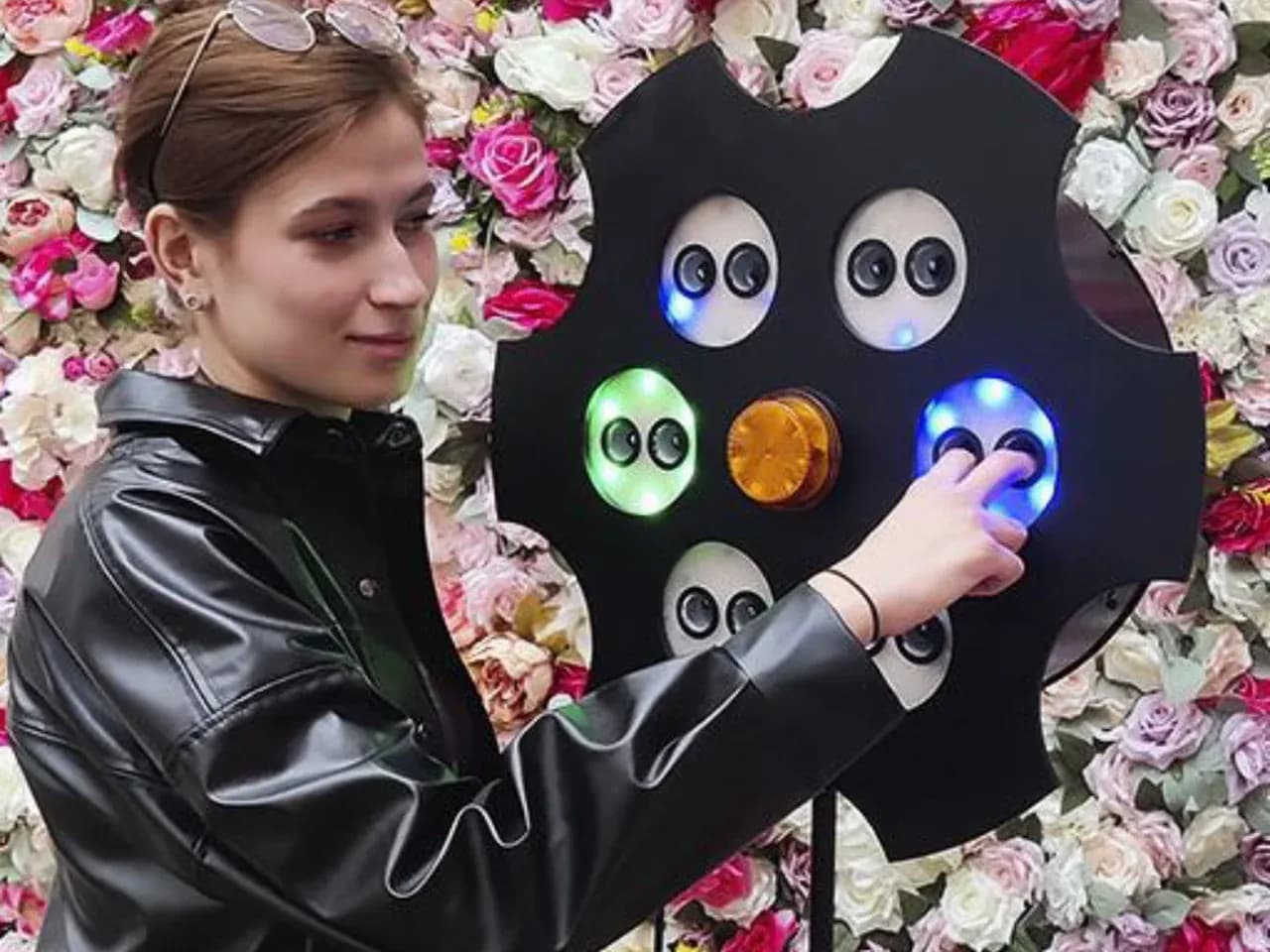 Русская розетка (рулетка) на мероприятии: гость запускает раунд у интерактивной стойки