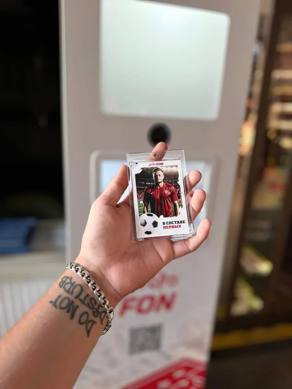 Карточка в руке со спортивного мероприятия