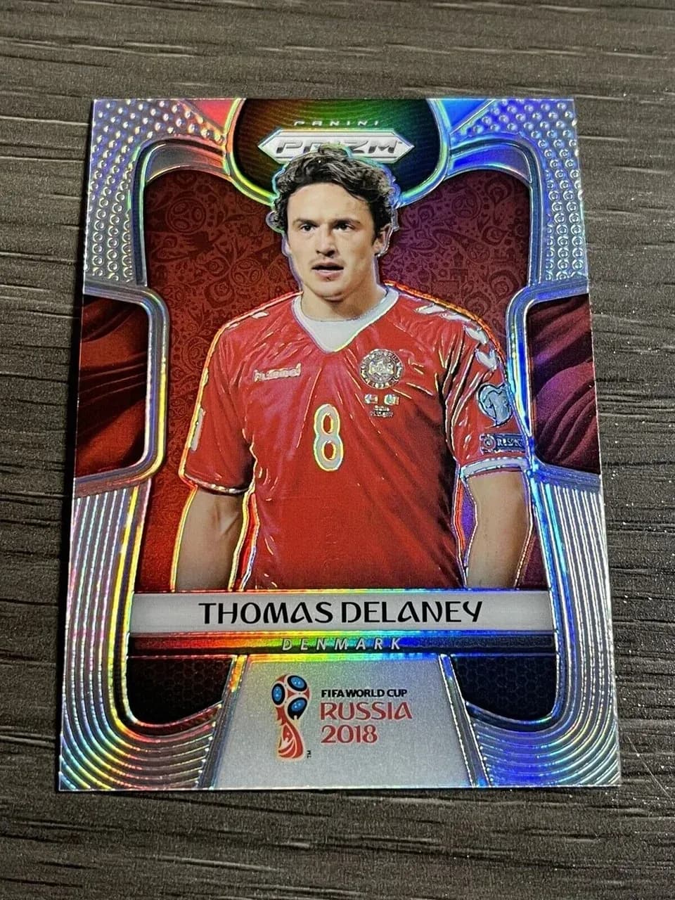 Футбольная карточка с игроком на столе