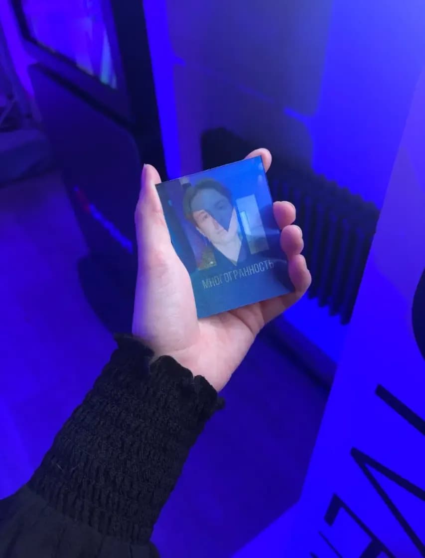 Стереофото в руке на мероприятии