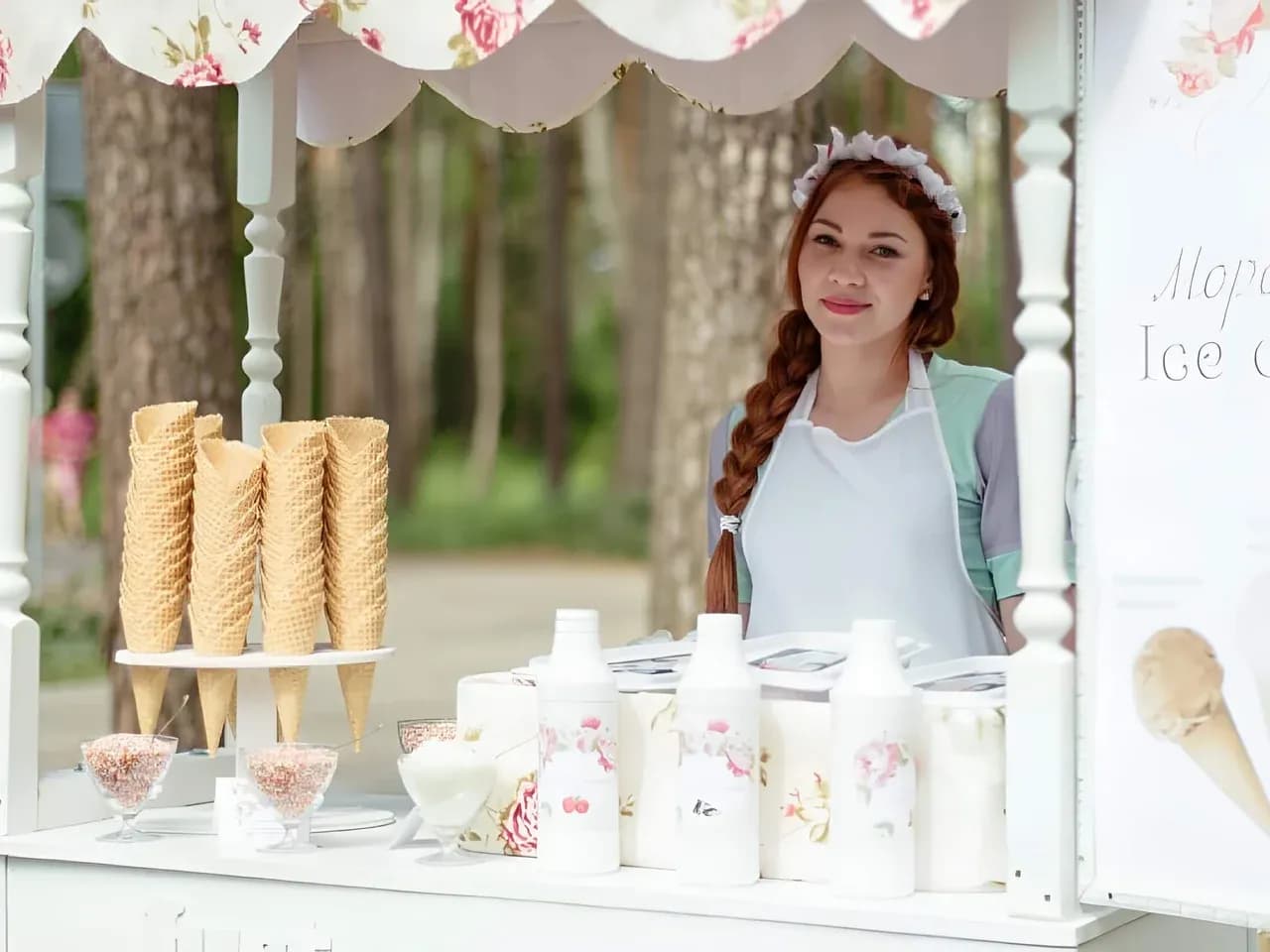 Тележка с мороженым на мероприятии: стойка для порционной выдачи мороженого