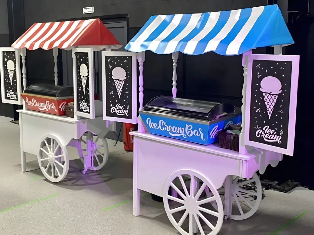 Тележки с мороженым на площадке: выездные станции мороженого для гостей