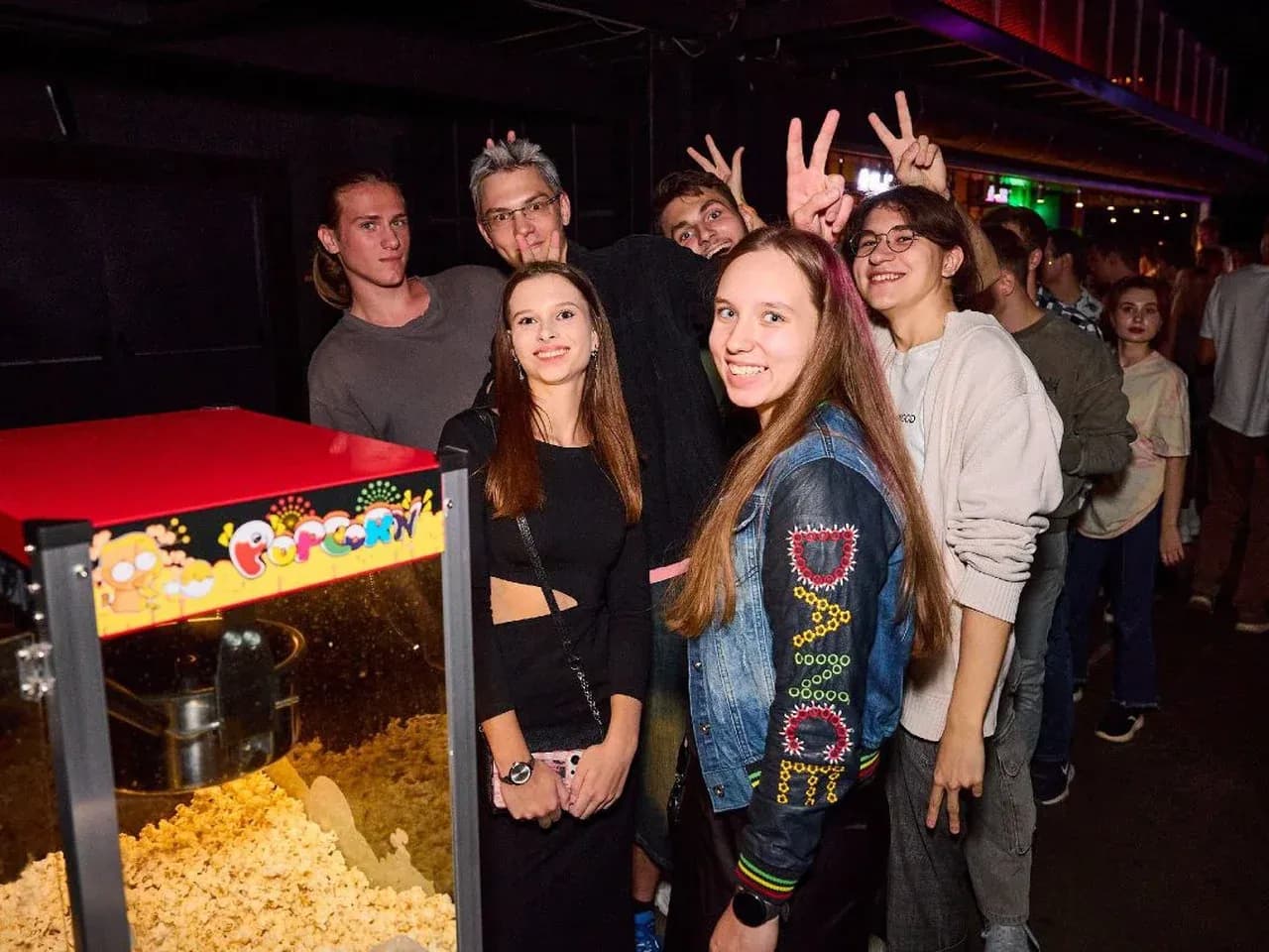 Тележка с попкорном на мероприятии: гости рядом со стойкой попкорна