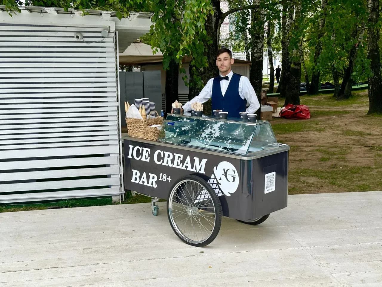 Тележка с мороженым на улице: мобильная станция мороженого для праздника