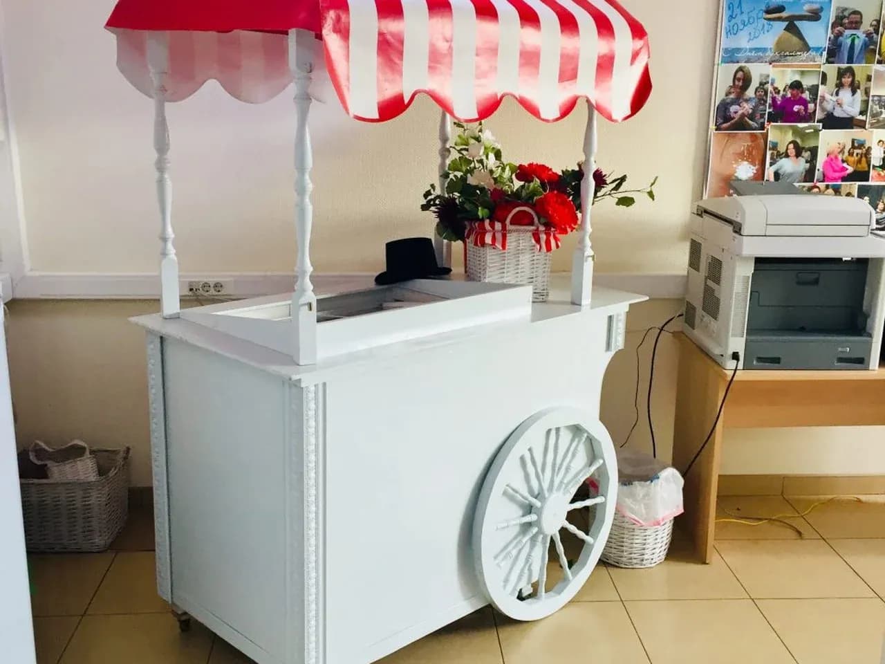 Тележка в белом корпусе для попкорна