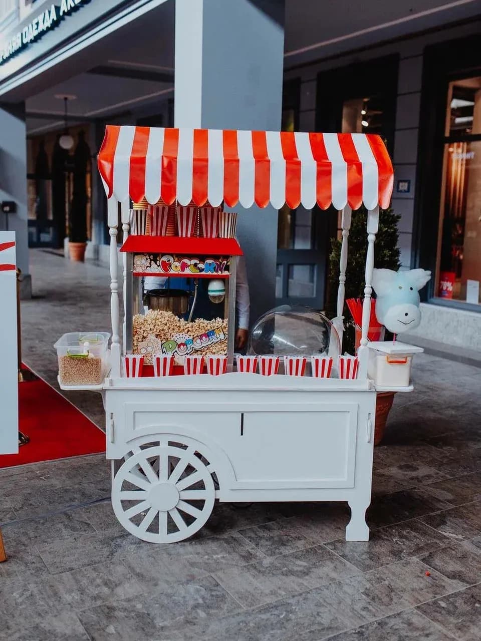 Тележка с попкорном в аренду: ретро-стойка с аппаратом для попкорна