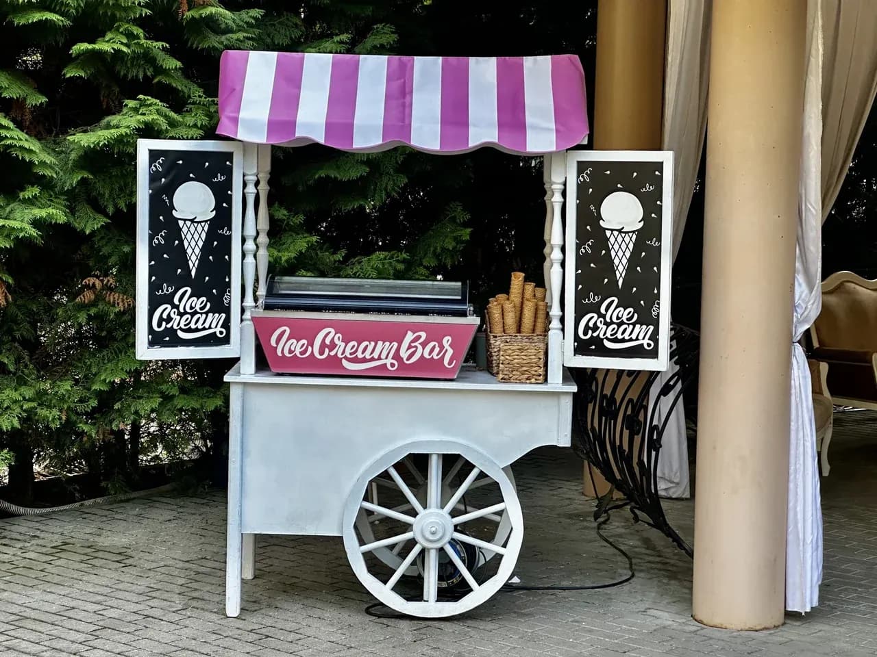Тележка с мороженым в аренду: ретро-стойка для выдачи десертов