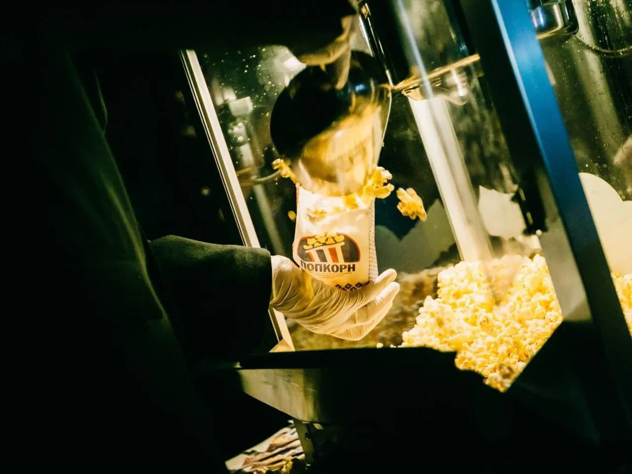 Попкорн в бумажном стакане: свежий попкорн у тележки на мероприятии