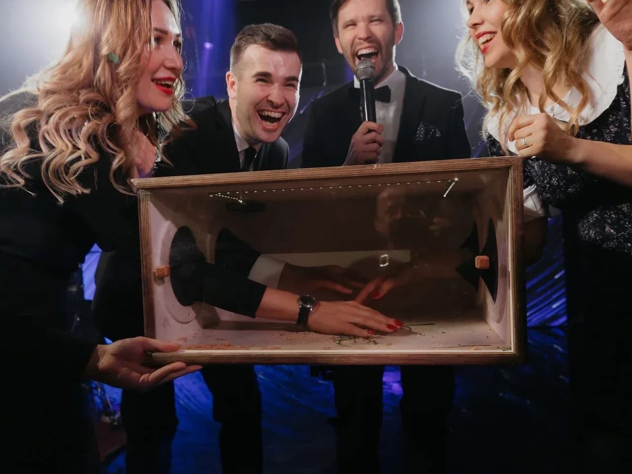 Участник отгадывает на ощупь. Ведущий помогает.