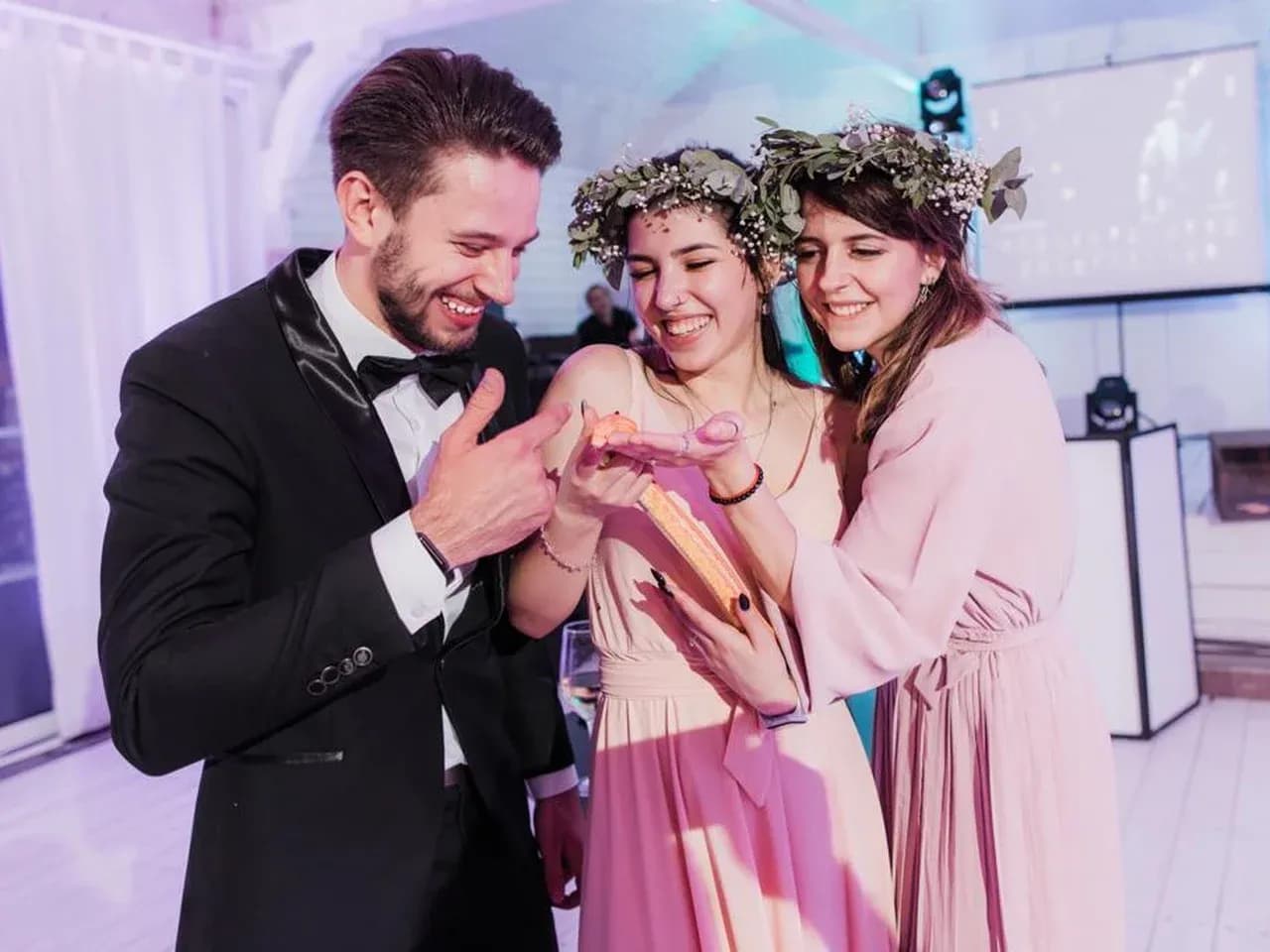 Гости после интерактива - трешбокс на свадьбе