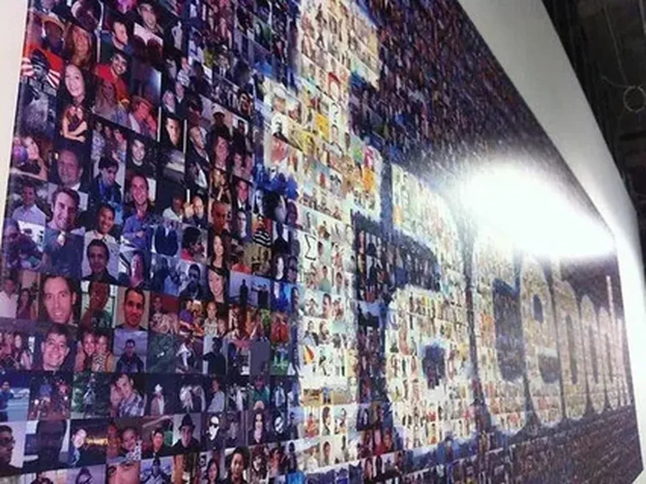 Фотомозайка на стенде с брендированием