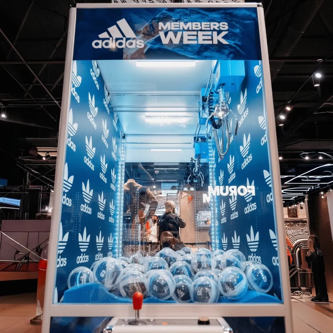 Пример брендинга внутренней части корпуса игры - хватайка